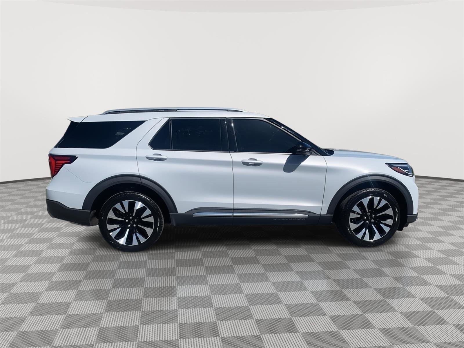Used 2025 Ford Explorer Platinum w/ LUX Leather Package AWD/4WD image 6