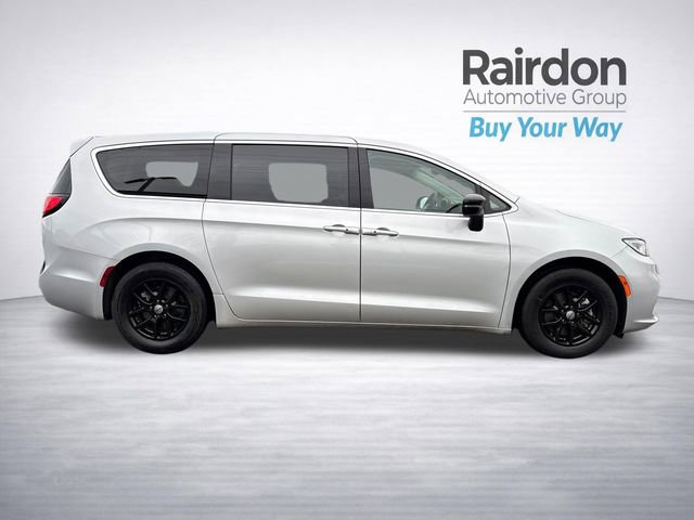 Used 2024 Chrysler Pacifica Touring-L image 9