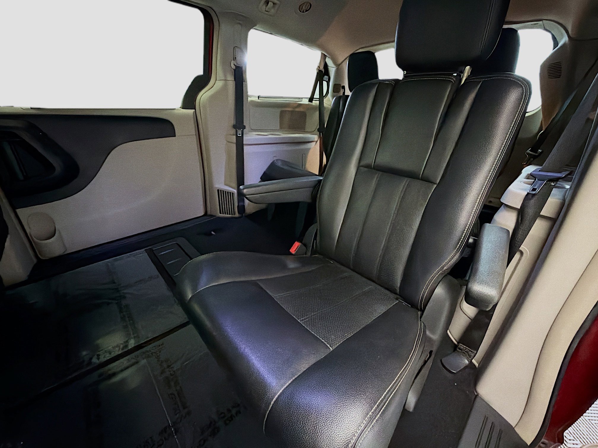 Used 2011 Chrysler Town & Country Touring-L image 13