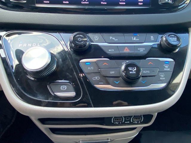Used 2023 Chrysler Pacifica Touring-L FWD image 23