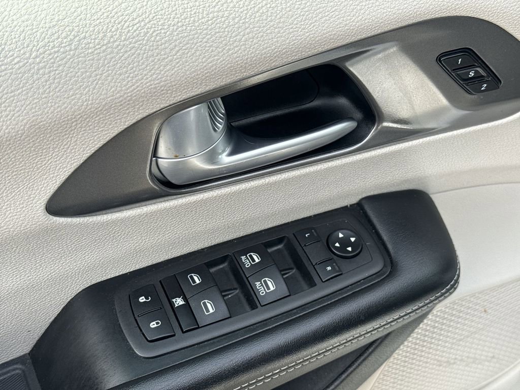 Used 2024 Chrysler Pacifica Touring-L image 15