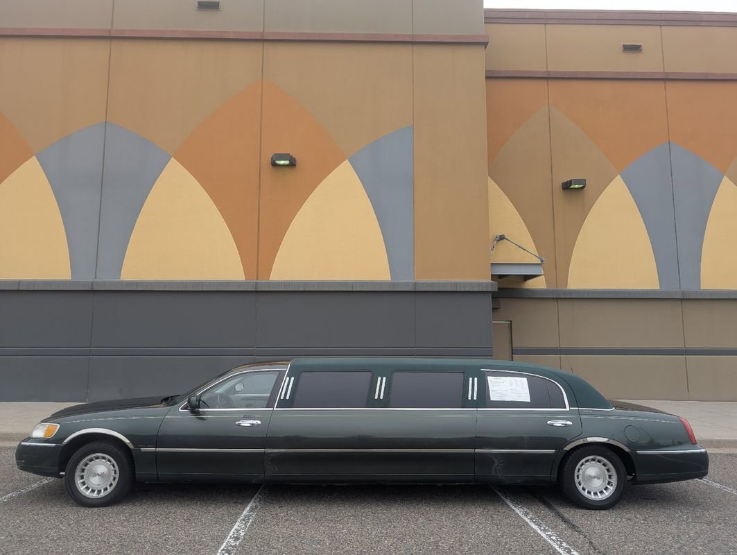 Used 1999 Lincoln Town Car Executive image 2