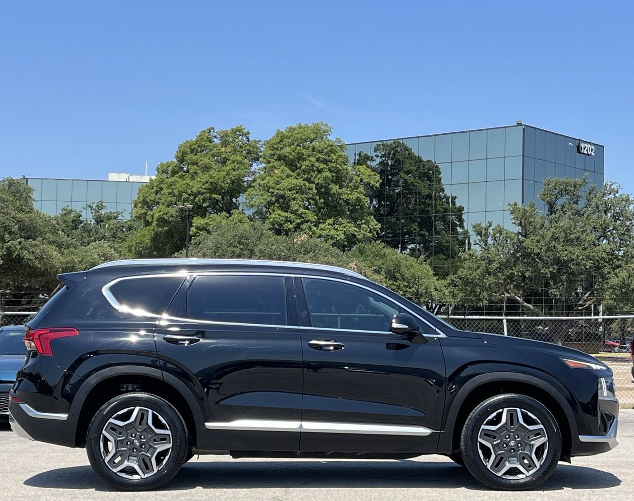 Used 2023 Hyundai Santa Fe Limited AWD/4WD image 3