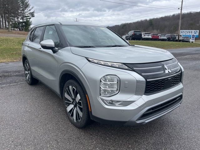 Used 2025 Mitsubishi Outlander SE image 3