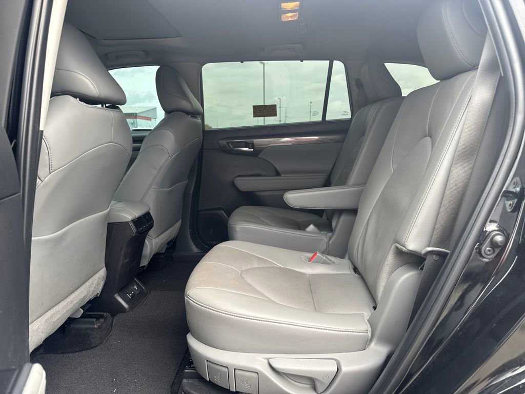 Used 2025 Toyota Highlander Limited image 14