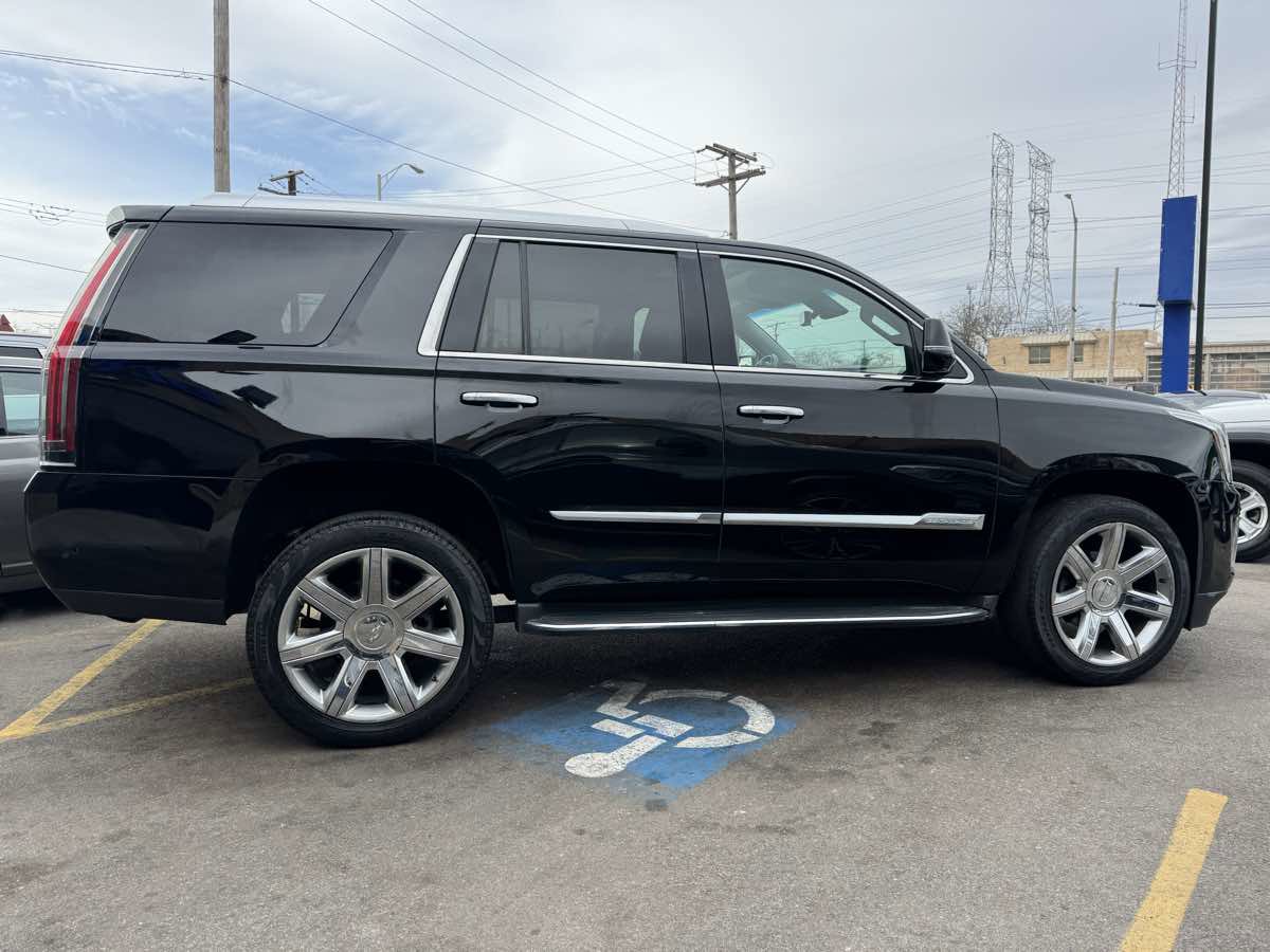 Used 2017 Cadillac Escalade Luxury AWD/4WD image 4