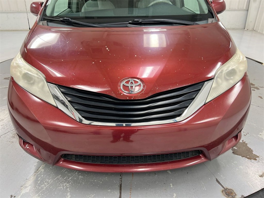 Used 2011 Toyota Sienna LE image 29