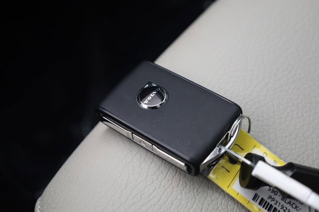 Used 2023 Volvo S90 B6 Plus image 25
