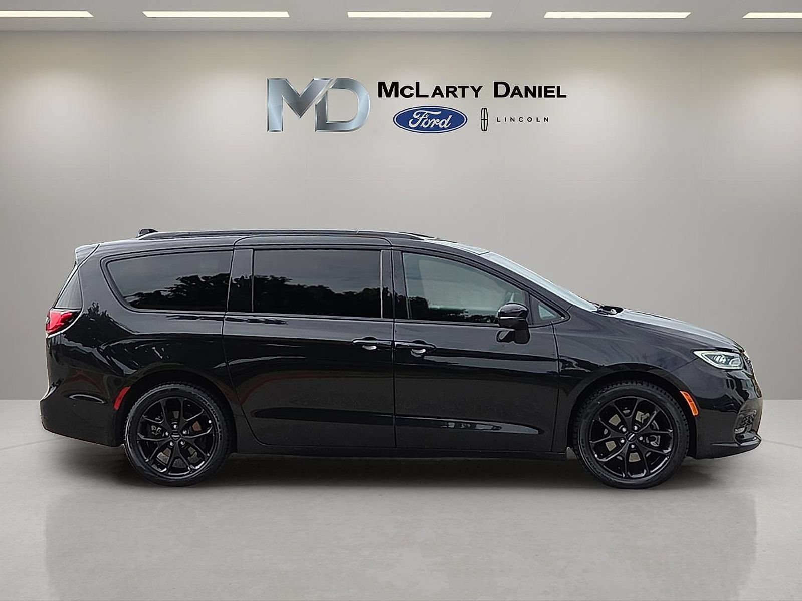 Used 2023 Chrysler Pacifica Touring-L w/ Uconnect Theater Family Group AWD/4WD image 6