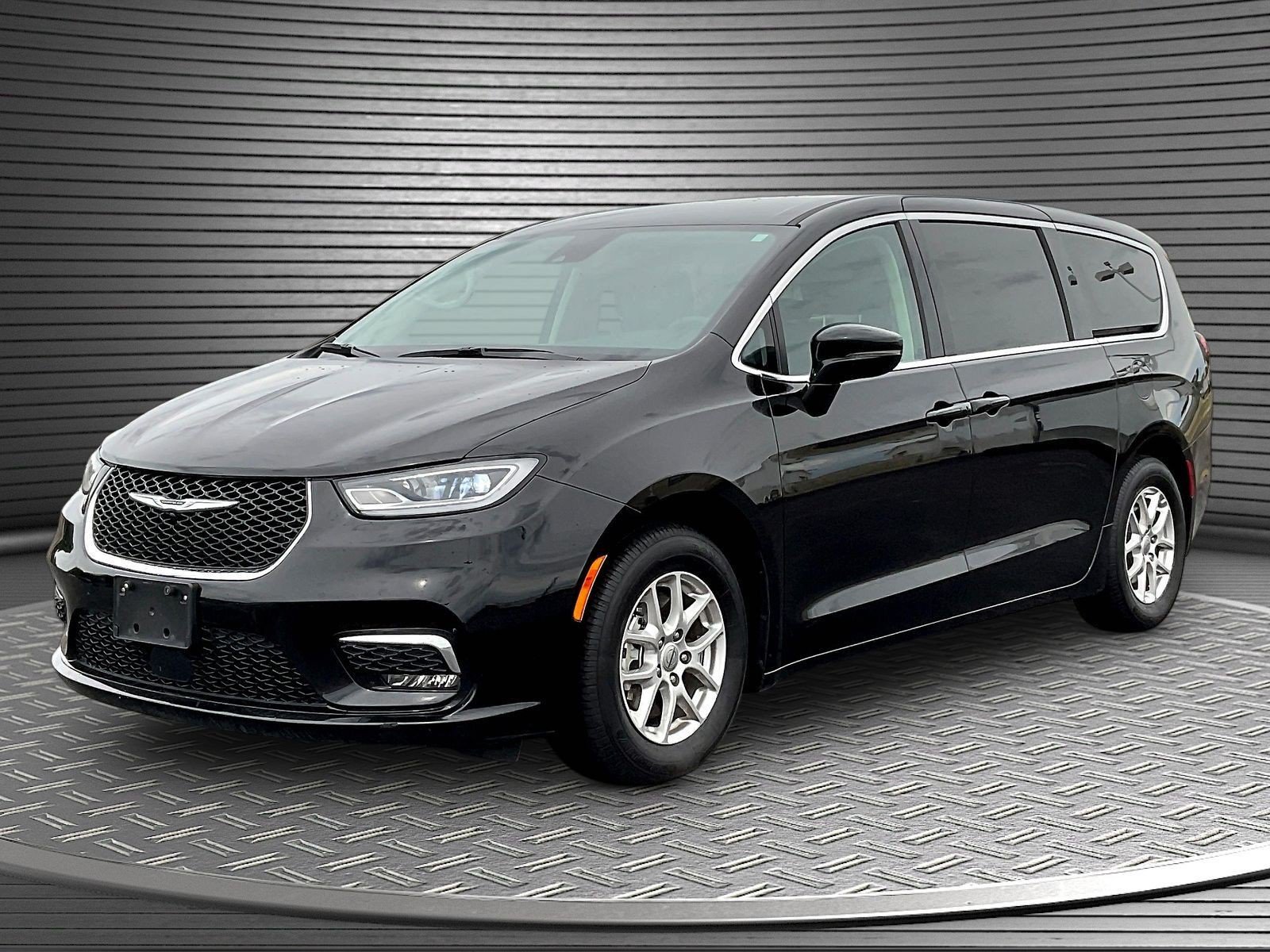 Used 2024 Chrysler Pacifica Touring-L FWD image 3