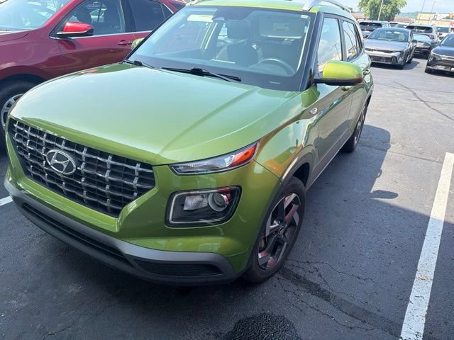 Used 2024 Hyundai Venue SEL FWD image 2