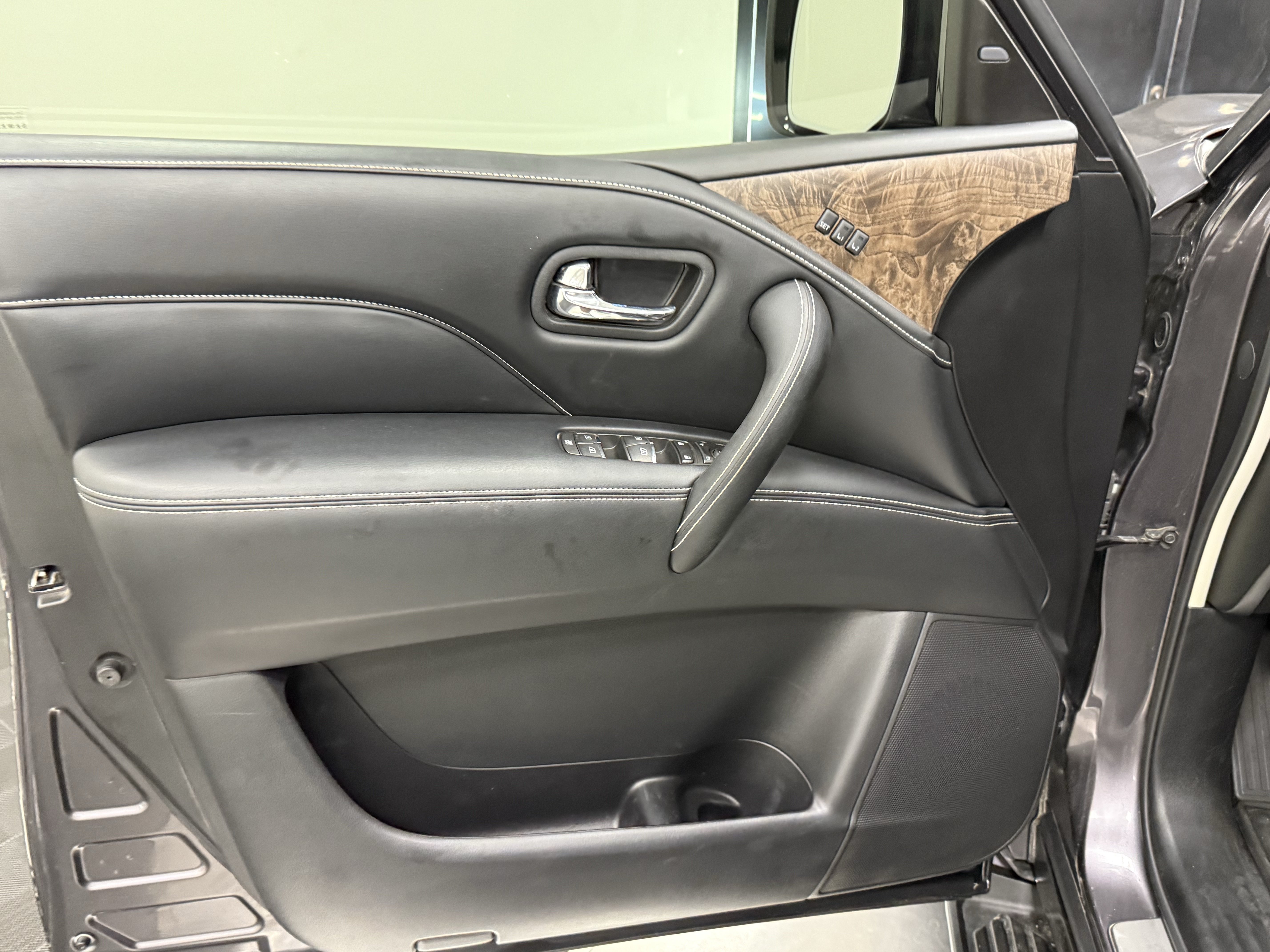 Used 2022 INFINITI QX80 Premium Select w/ All-Season Package RWD image 10