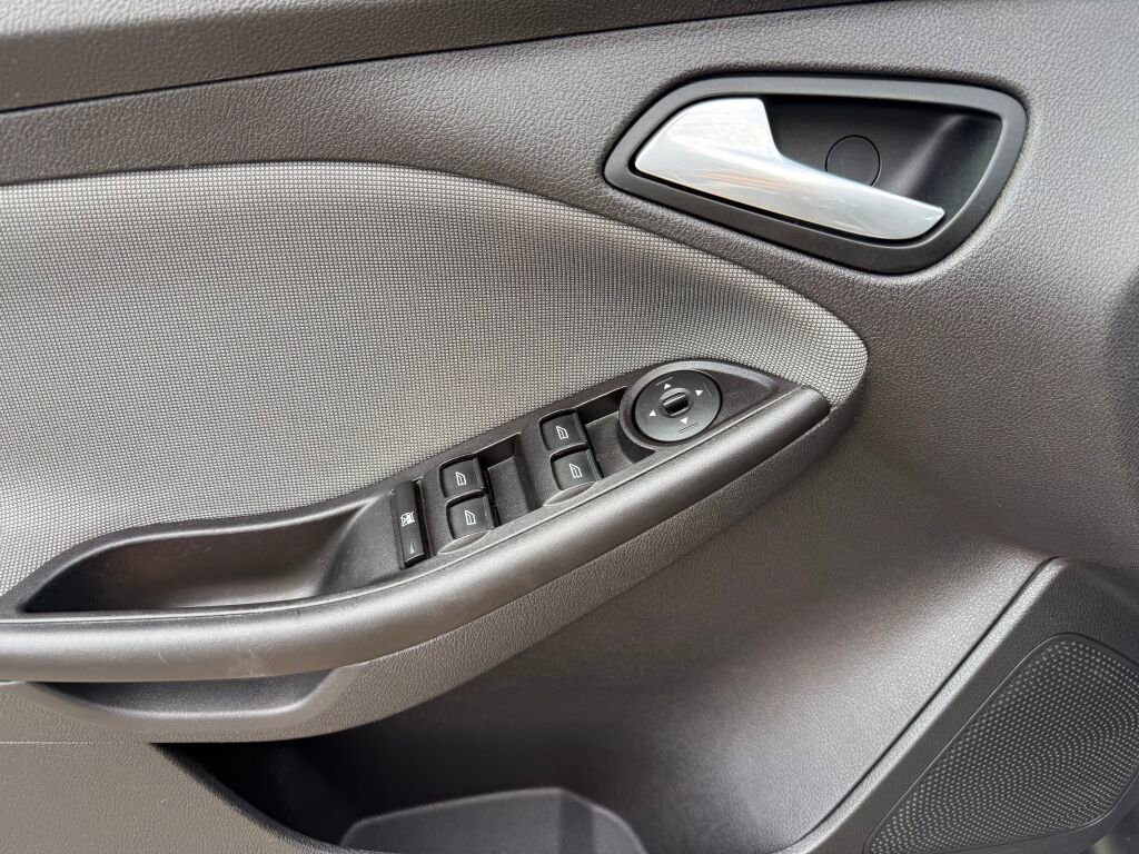 Used 2014 Ford Focus SE w/ SE Winter Package image 12