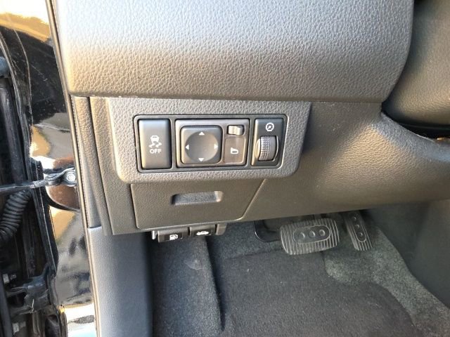 Used 2011 Nissan Versa SL w/ Premium Pkg image 14