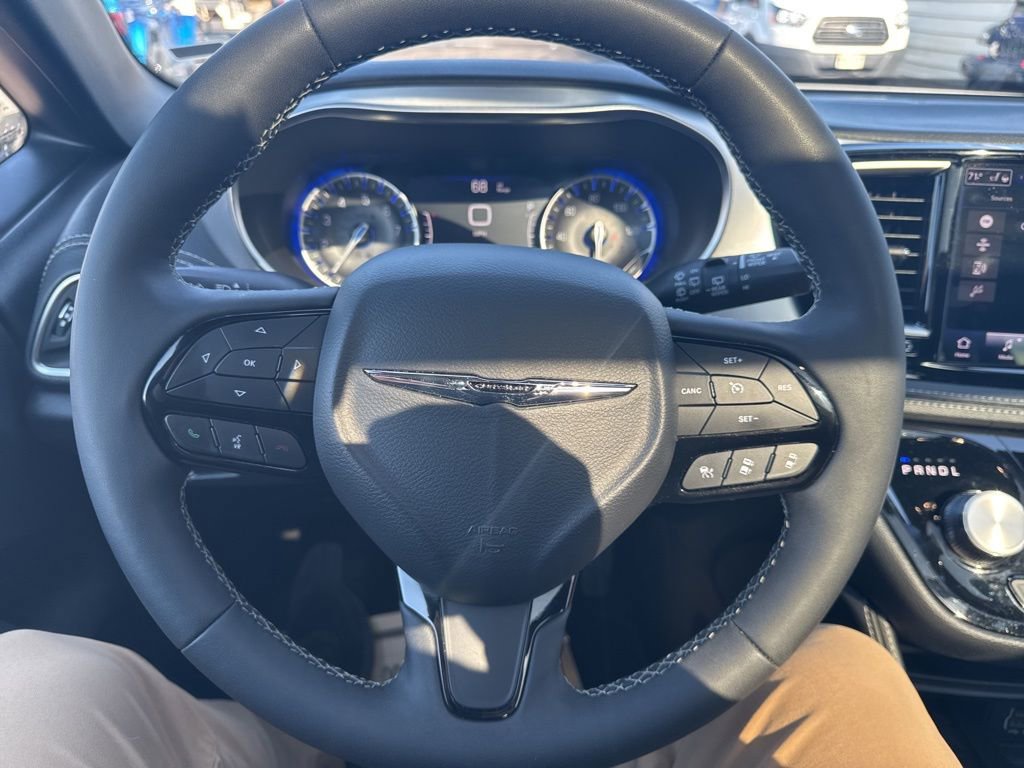 Used 2025 Chrysler Pacifica Limited image 20