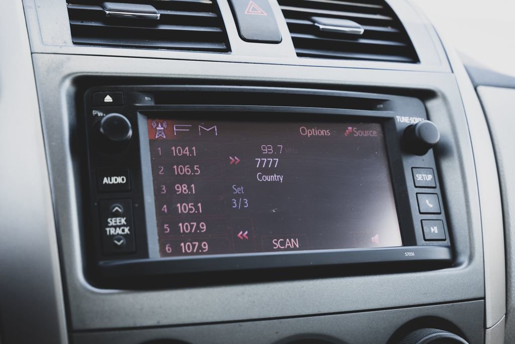 Used 2013 Toyota Corolla LE FWD image 12