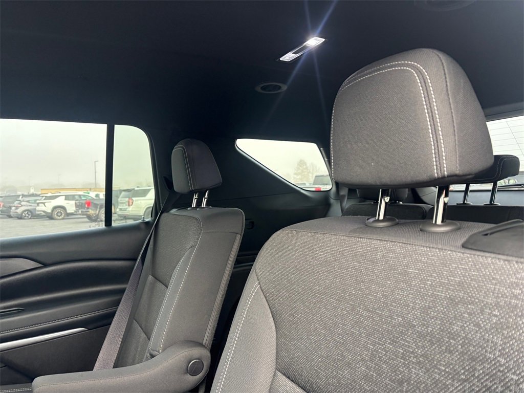 Used 2025 Chevrolet Traverse LT image 28