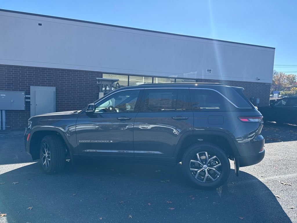New 2025 Jeep Grand Cherokee Laredo X w/ Luxury Tech Group I image 5