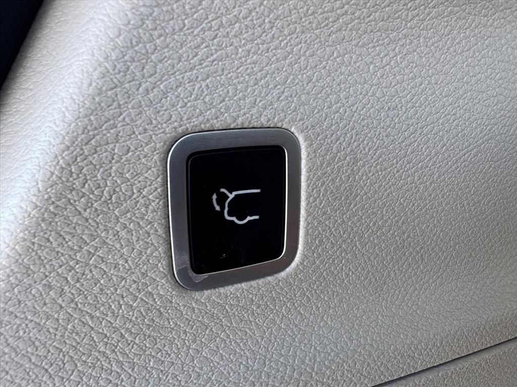 Used 2017 Chrysler Pacifica Touring-L Plus w/ Tire & Wheel Group image 10