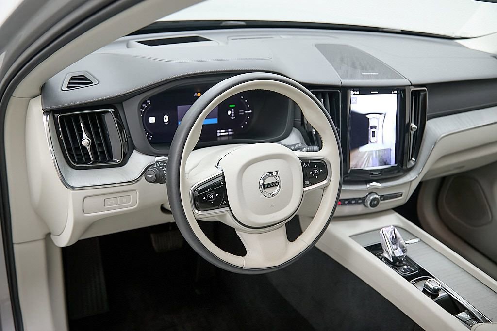 Certified 2024 Volvo XC60 T8 Ultimate w/ Protection Package Premier image 14