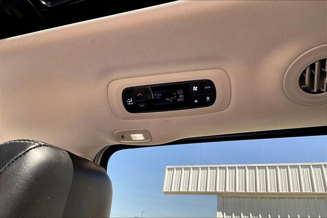 Used 2023 Chrysler Pacifica Limited image 11