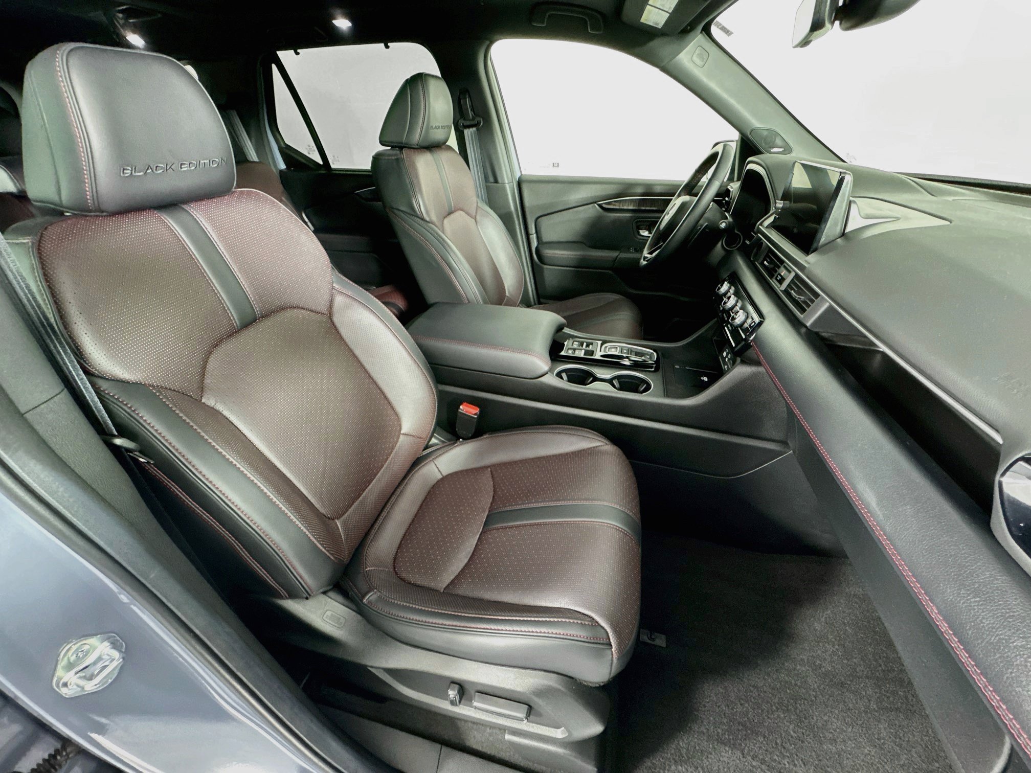 Certified 2025 Honda Pilot Black Edition image 31