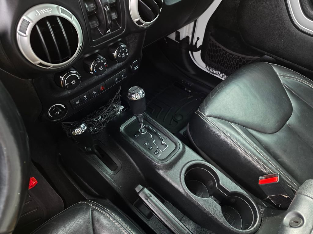 Used 2017 Jeep Wrangler Unlimited Sahara w/ Connectivity Group image 18