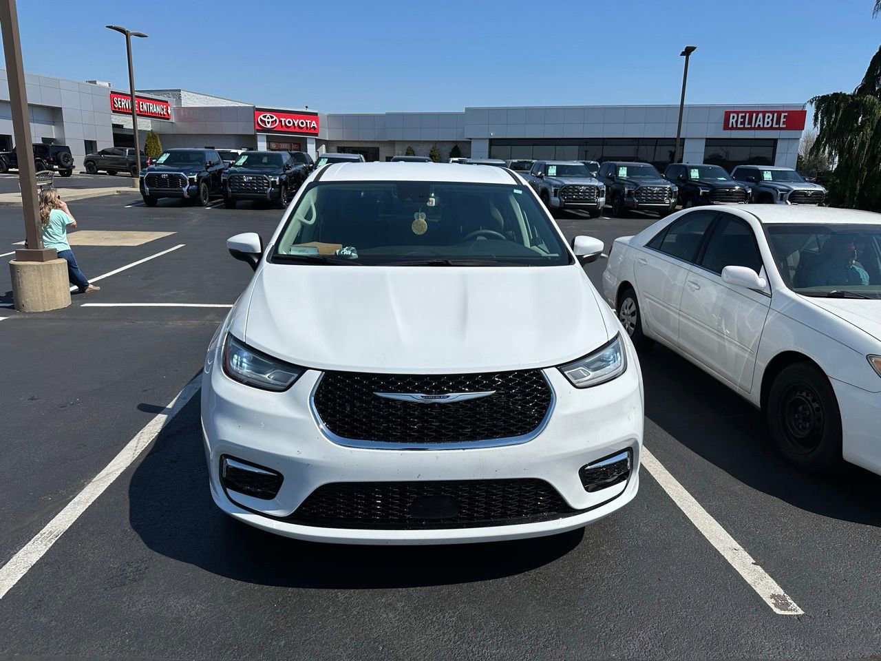 Used 2023 Chrysler Pacifica Touring-L image 19