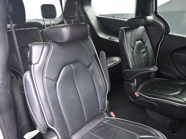 Used 2025 Chrysler Pacifica Limited image 31