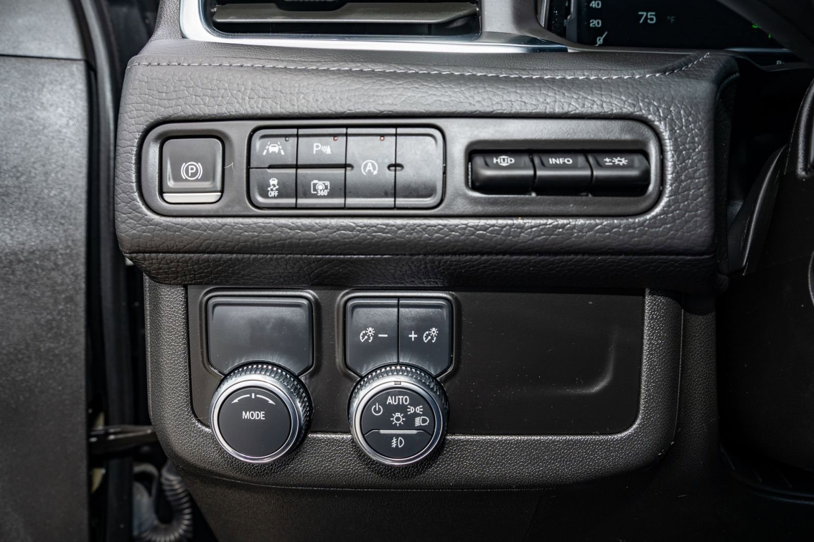 Used 2024 GMC Yukon XL Denali image 32