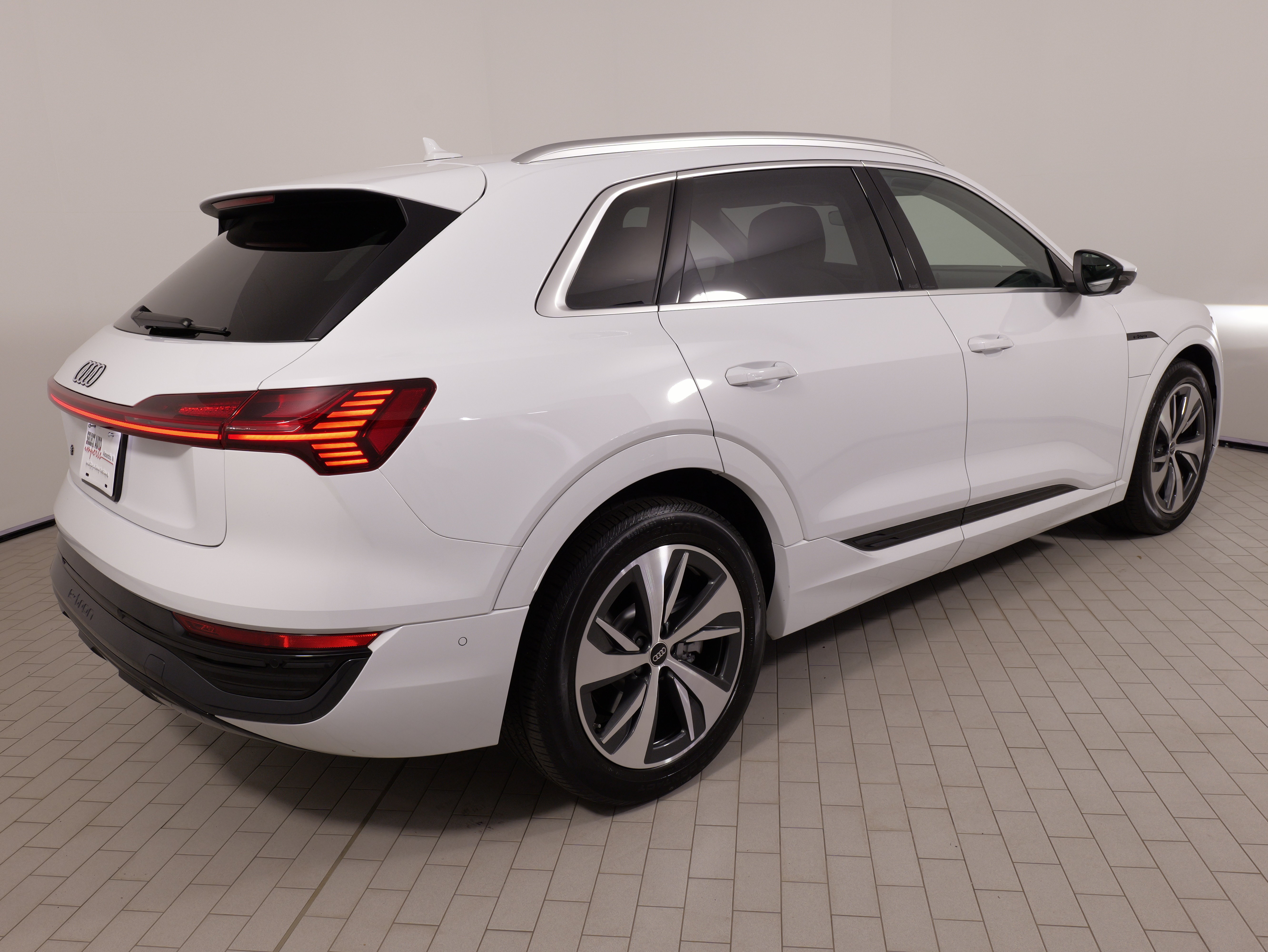 Used 2024 Audi Q8 e-tron Premium Plus w/ Premium Plus Package AWD/4WD image 11