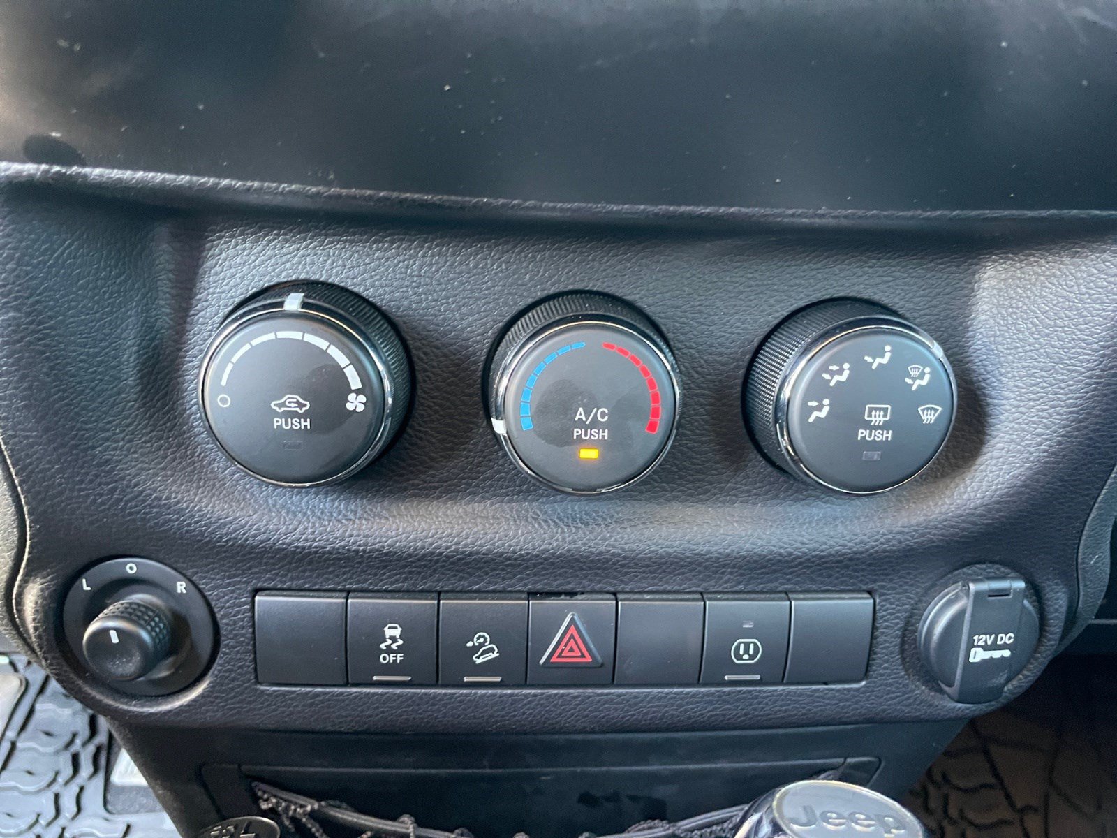 Used 2017 Jeep Wrangler Unlimited Sahara w/ Connectivity Group AWD/4WD image 19