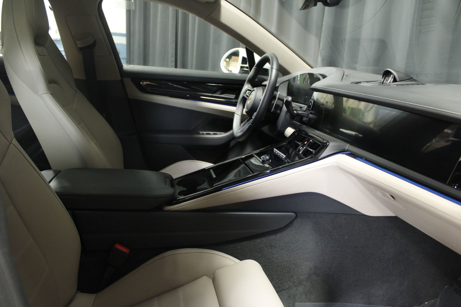 Used 2025 Porsche Panamera 4 image 33