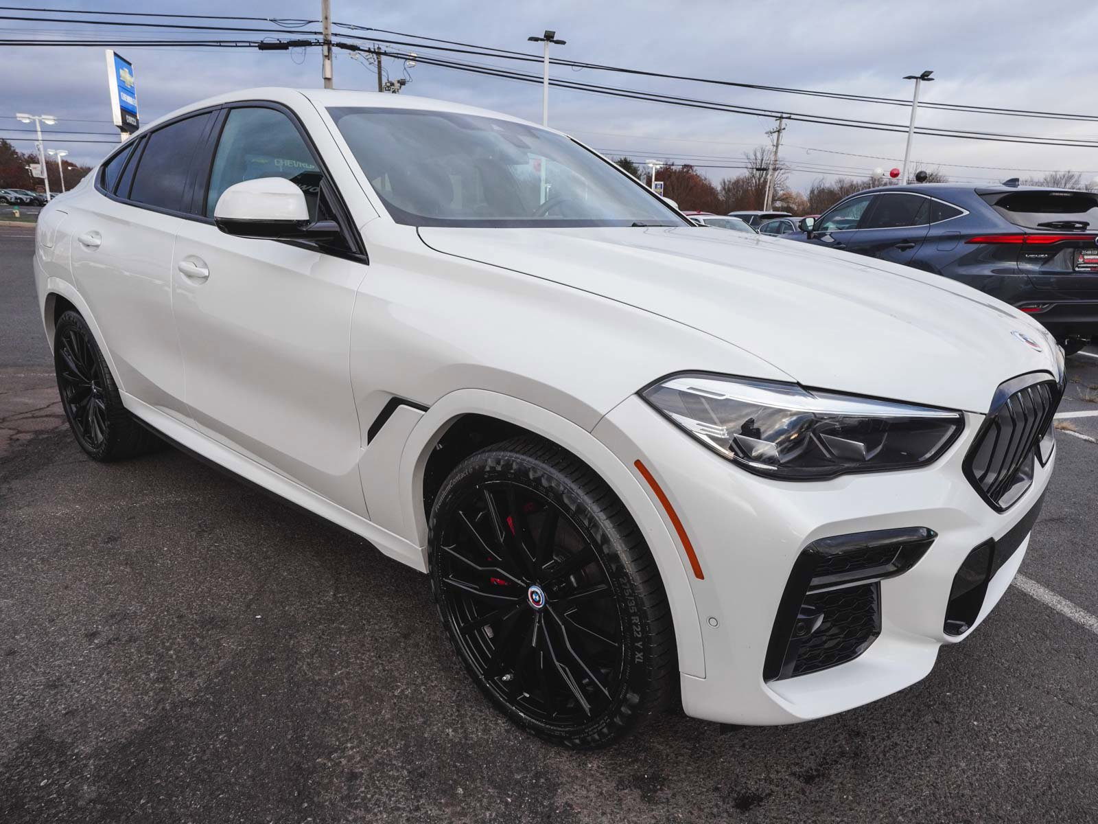Used 2023 BMW X6 xDrive40i w/ M Sport Package image 3
