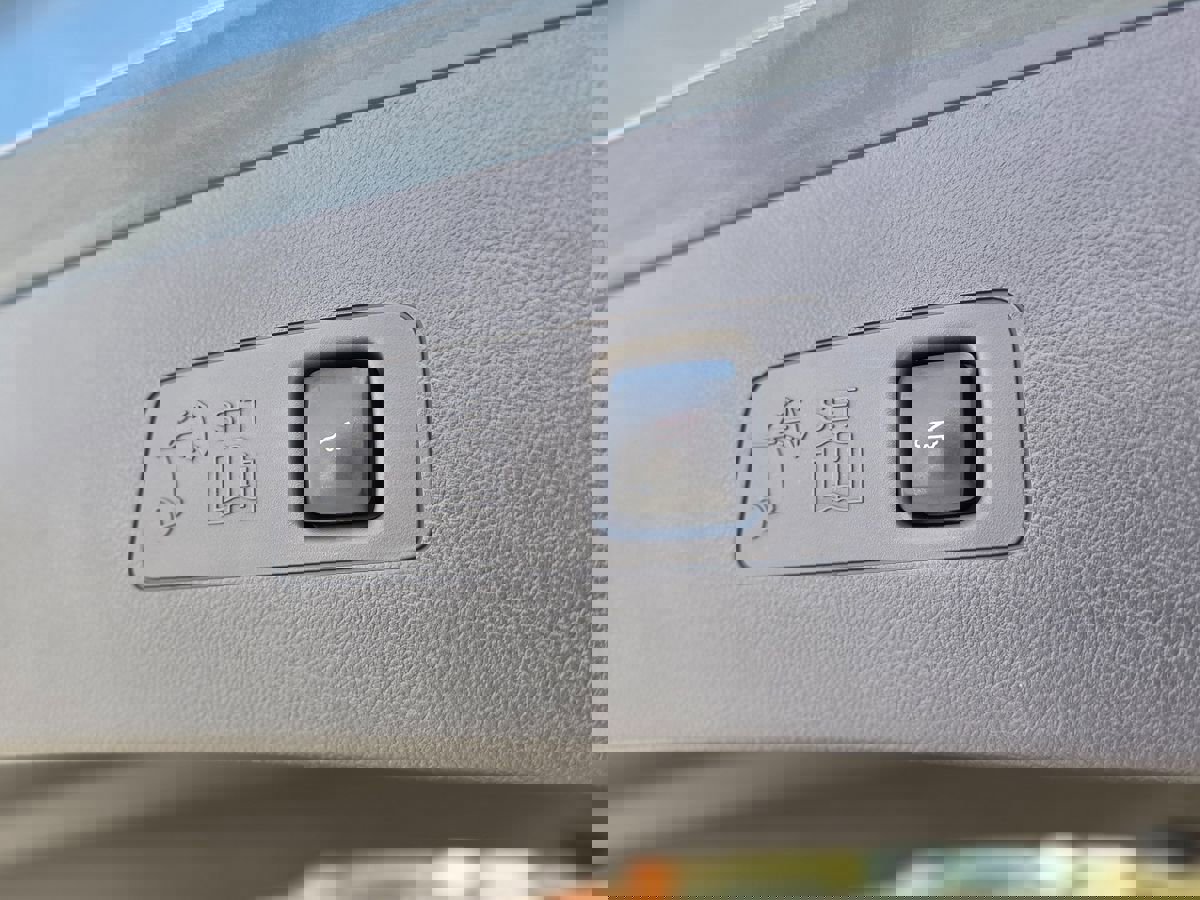 Used 2023 Lincoln Corsair FWD w/ Rear Removable Package Tray image 14