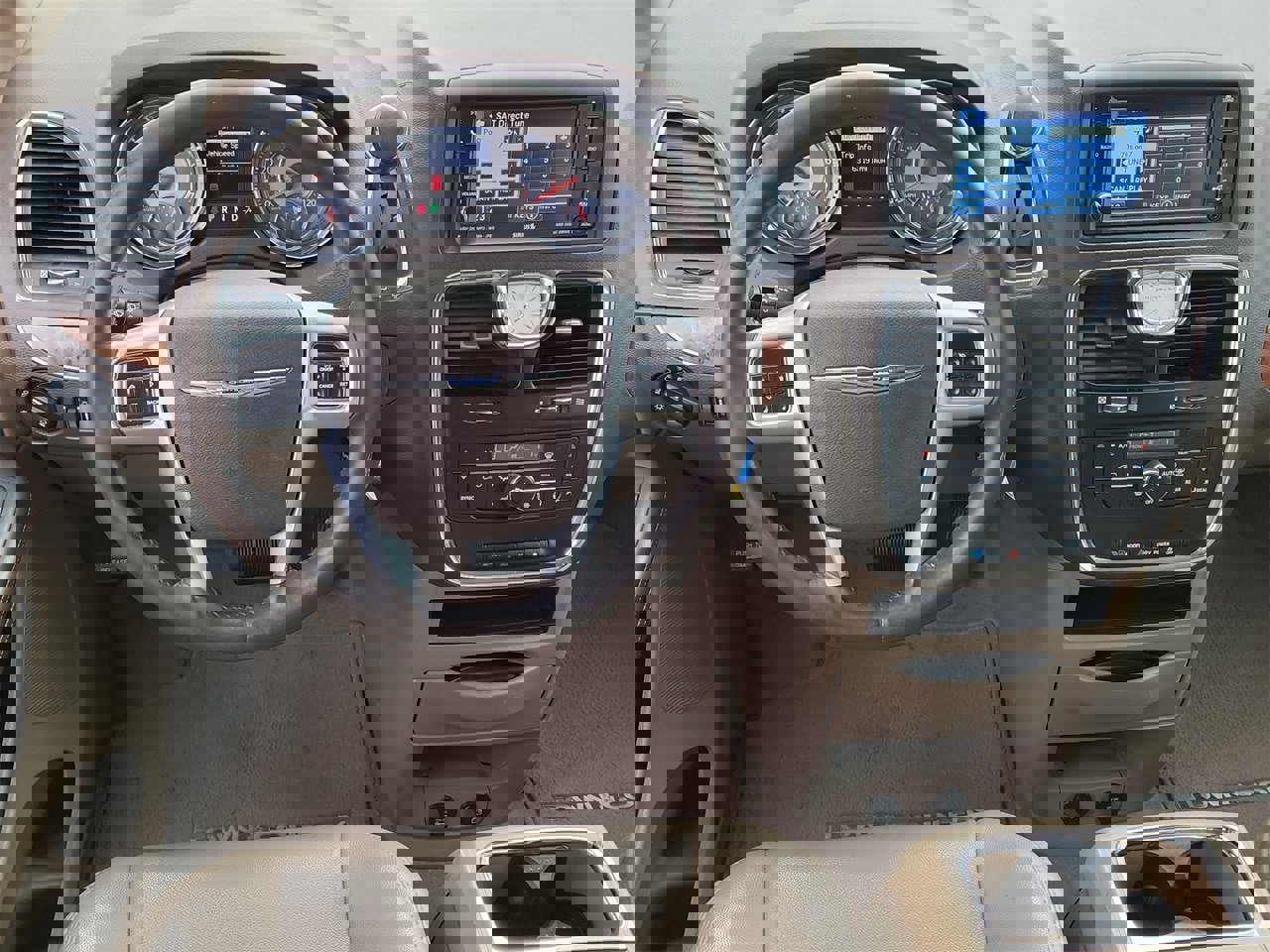 Used 2011 Chrysler Town & Country Touring-L image 25