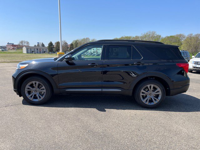 Used 2023 Ford Explorer XLT w/ Equipment Group 202A image 2