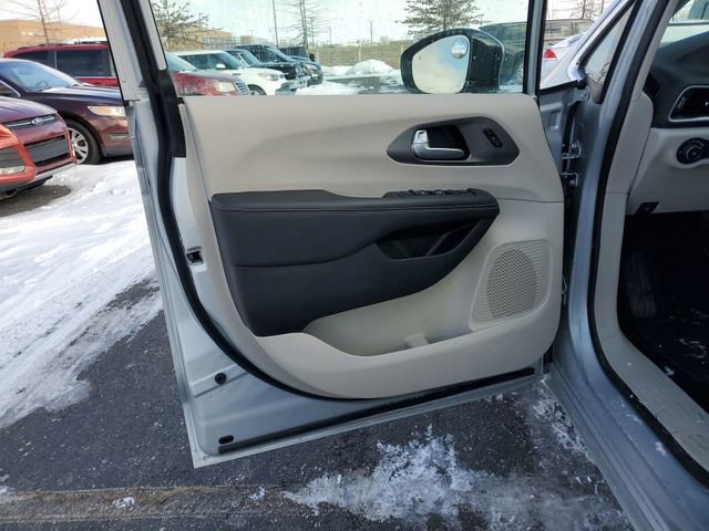 Used 2024 Chrysler Pacifica Touring-L FWD image 21
