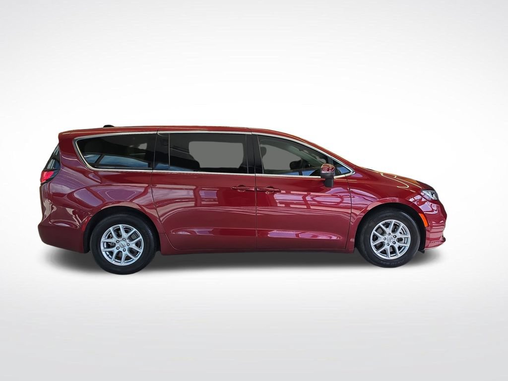 Used 2023 Chrysler Pacifica Touring-L FWD image 7