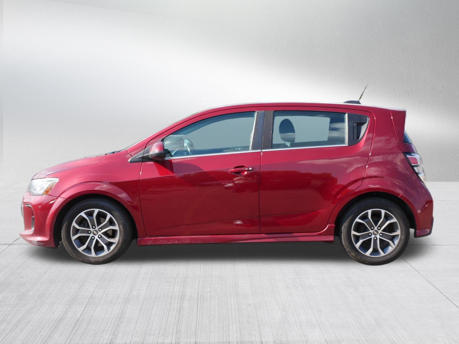 Used 2017 Chevrolet Sonic LT w/ Fun and Sun Package FWD image 4
