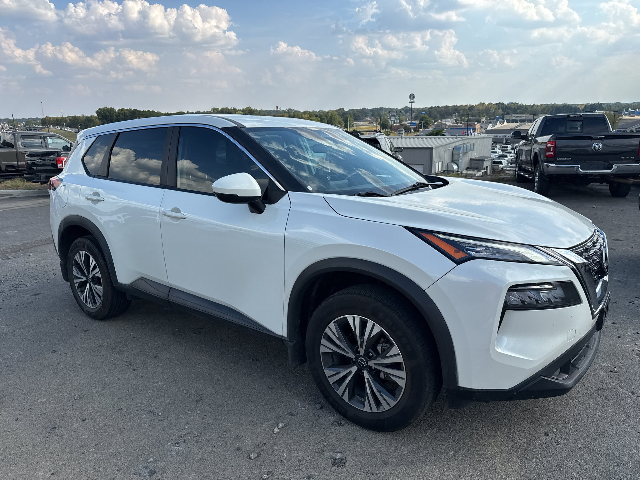 Used 2023 Nissan Rogue SV FWD image 4