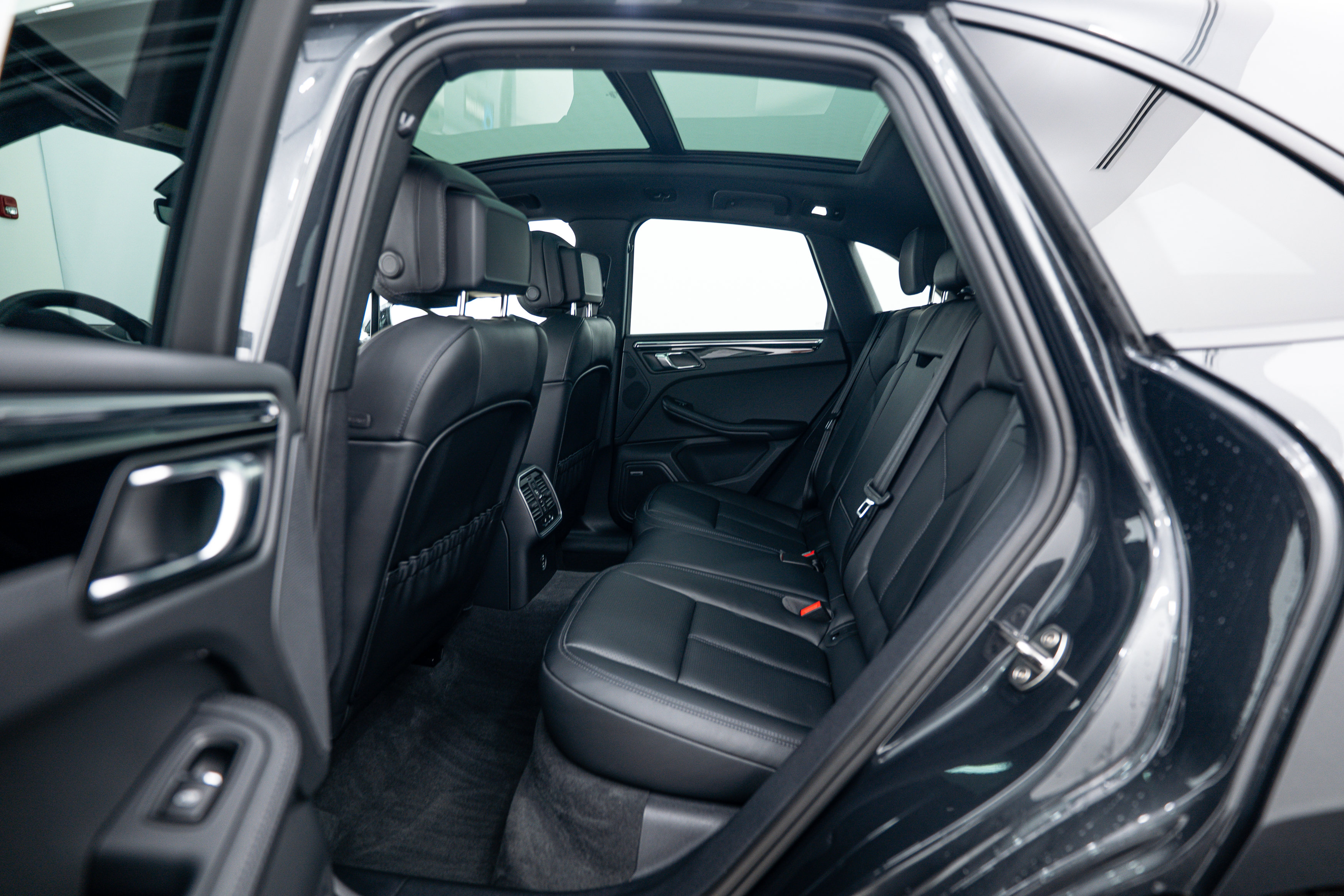 Certified 2026 Porsche Macan AWD/4WD image 18