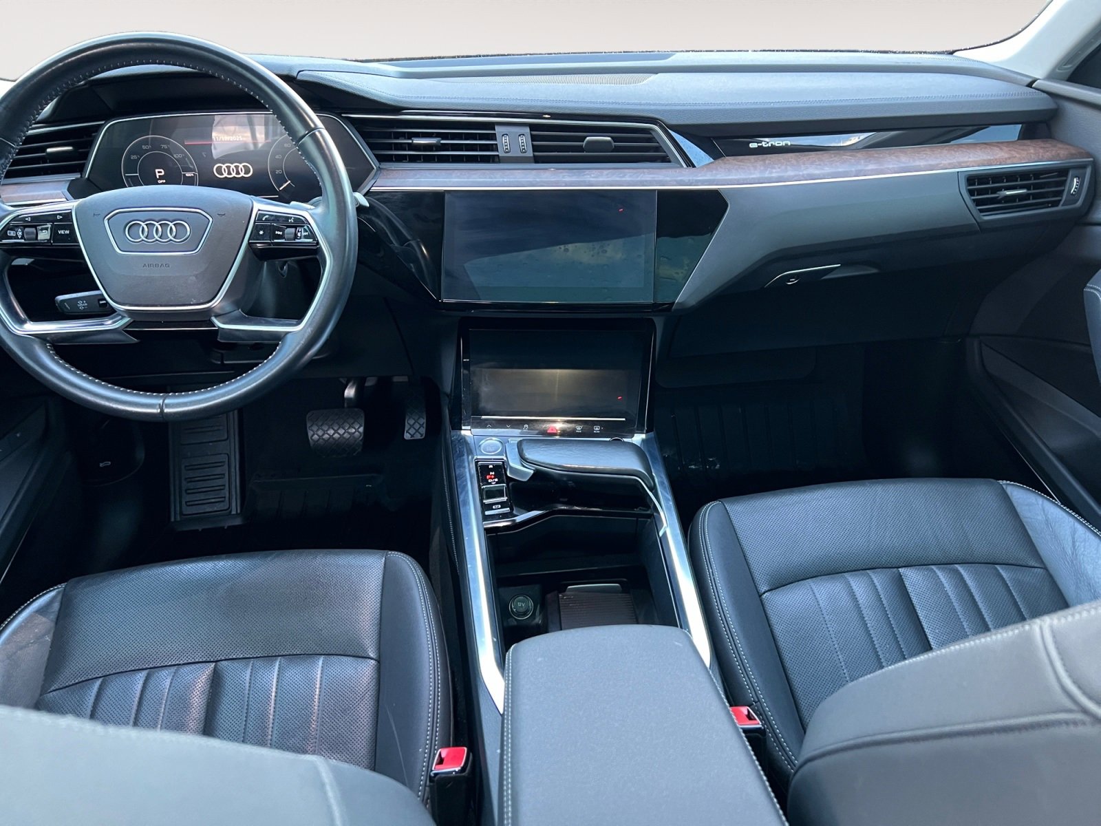Used 2020 Audi e-tron Premium Plus image 10