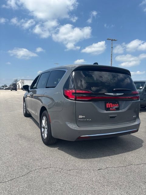 Used 2025 Chrysler Pacifica Select AWD/4WD image 12