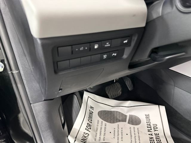 Used 2025 Mitsubishi Outlander 4WD Plug-In Hybrid image 23