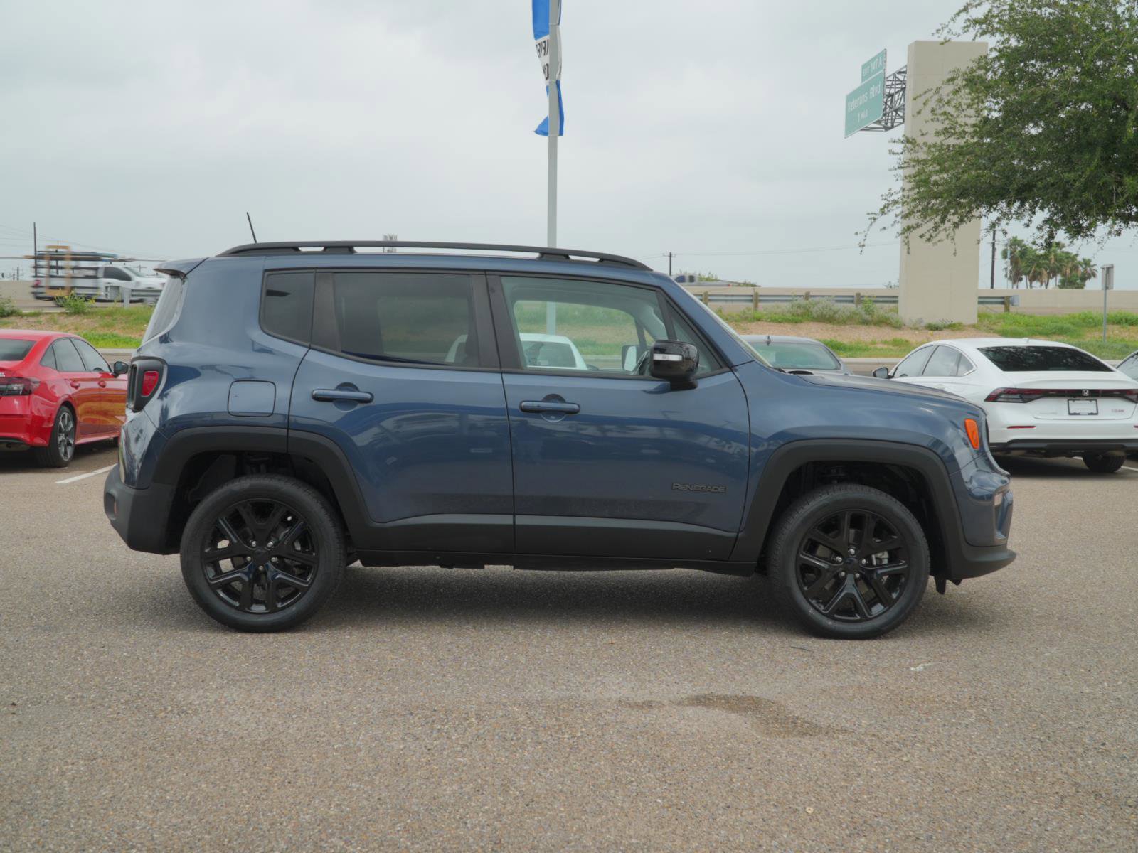 Used 2023 Jeep Renegade Altitude w/ Convenience Group I AWD/4WD image 4