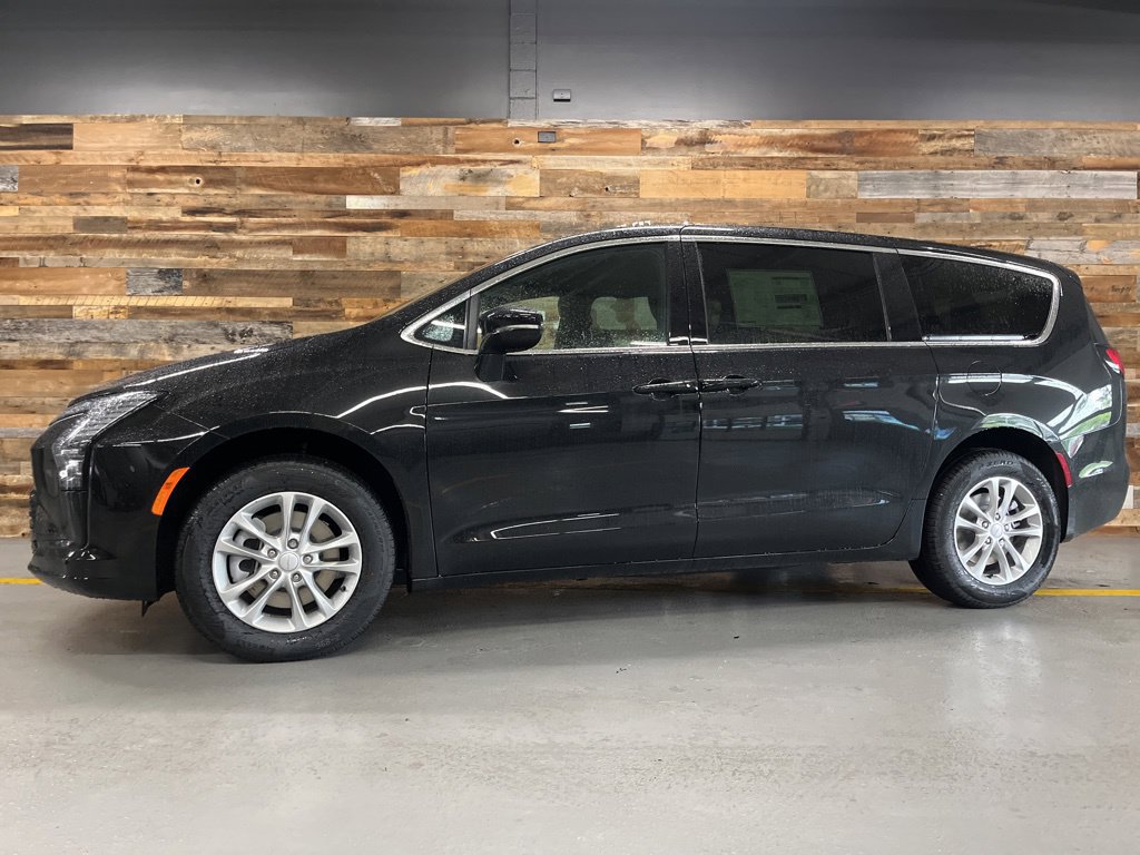 New 2027 Chrysler Pacifica Select AWD/4WD image 16