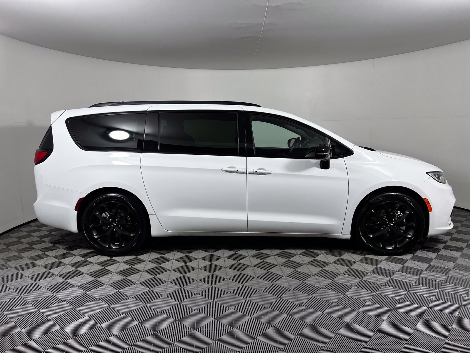 Used 2025 Chrysler Pacifica Limited FWD image 4