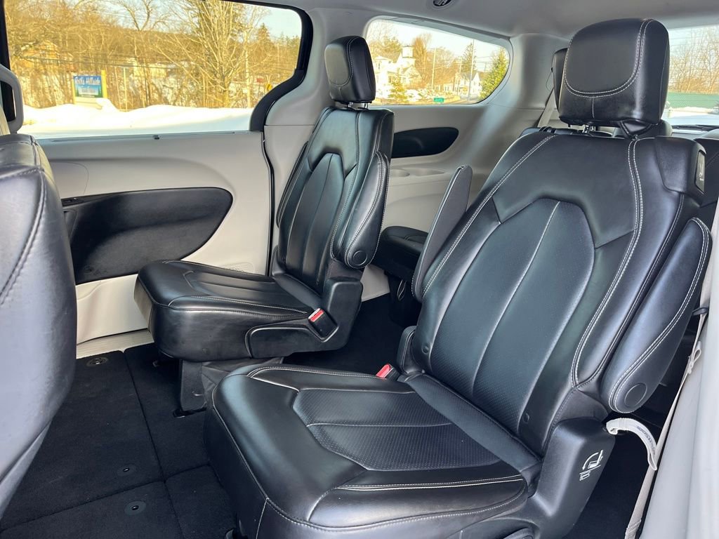 Used 2023 Chrysler Pacifica Touring-L image 30