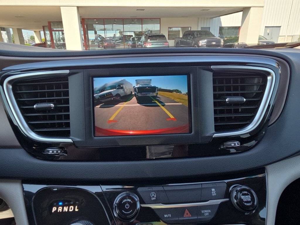 Used 2023 Chrysler Voyager LX FWD image 33